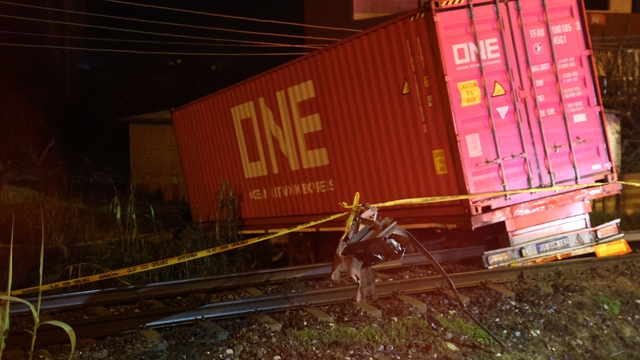 Kontrolden çıkan tırın raylara uçtuğu kazada tren seferleri durduruldu: 1 ölü