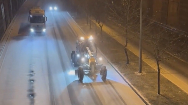 Gaziantep'te beklenen kar yağışı etkisini göstermeye başladı
Gaziantep'te kar yağışı etkili oluyor