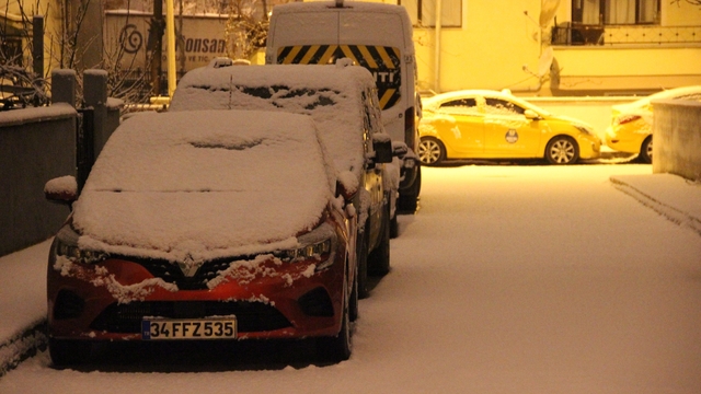 Çorum'da kar etkisini göstermeye başladı: Kent merkezi beyaza büründü