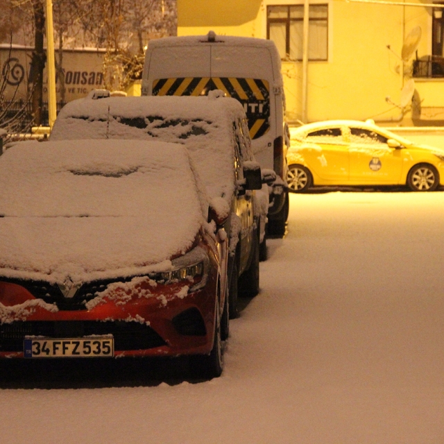 Çorum'da kar etkisini göstermeye başladı: Kent merkezi beyaza büründü