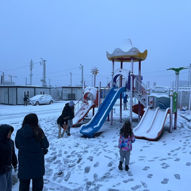 Kar yağışı Hatay'ı beyaza bürüdü, 2 ilçede okullar tatil edildi