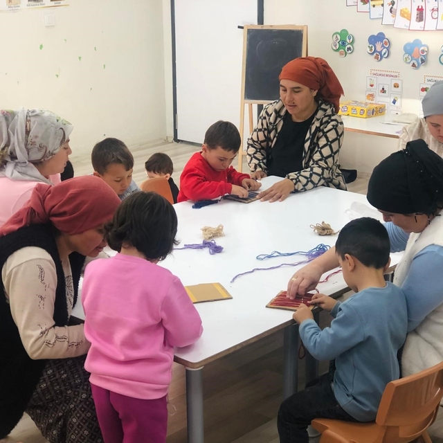 Çocuklar anneleriyle birlikte geleneksel kilim dokumayı öğrendi