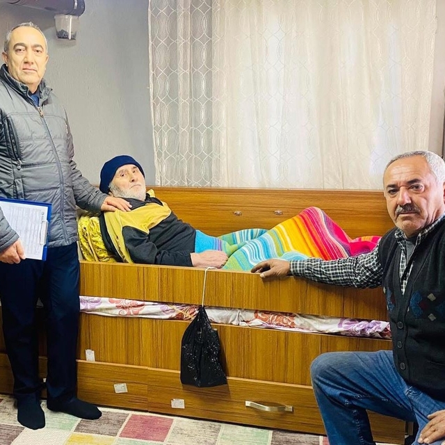 "Vatandaşa hizmet, Hakk'a hizmettir" diyerek yaşlıların ayağına gidiyor