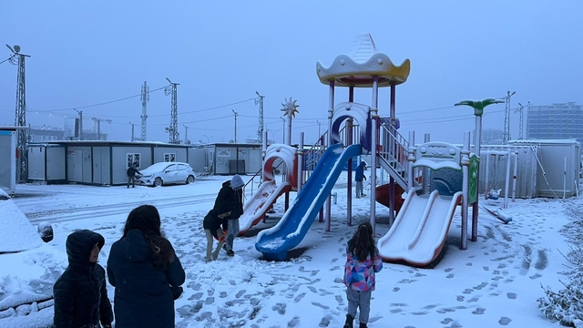 Kar yağışı Hatay'ı beyaza bürüdü, 2 ilçede okullar tatil edildi