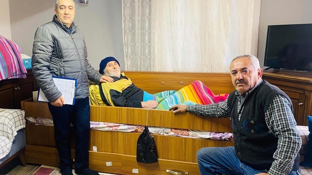 "Vatandaşa hizmet, Hakk'a hizmettir" diyerek yaşlıların ayağına gidiyor