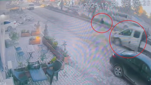 Koşarak karşıya geçen çocuk saniyelerle ölümden döndü
Ters yönde ilerleyen sürücünün son andaki manevrasıyla küçük çocuk kıl payı kurtuldu