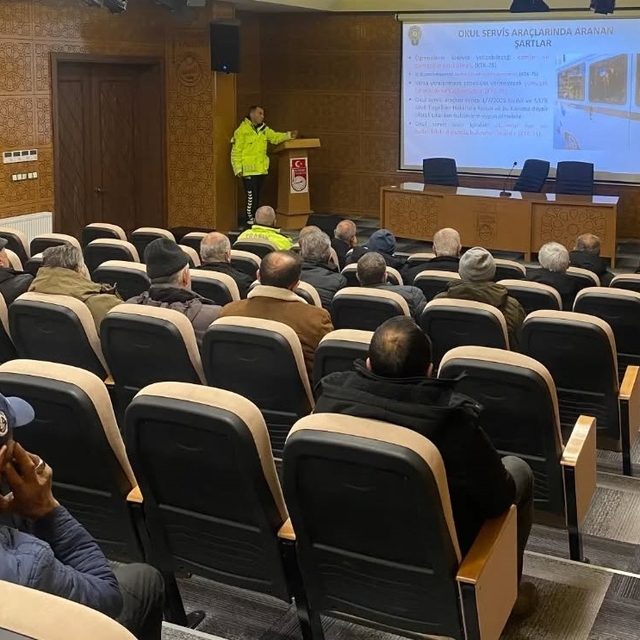 Bayburt'ta okul servis sürücülerine trafik eğitimi verildi