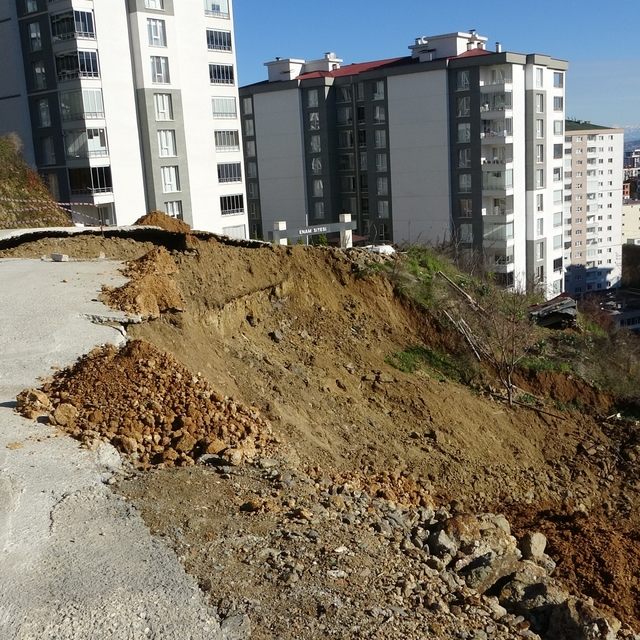 Trabzon'da kaçak hafriyat sahasında heyelan alarmı