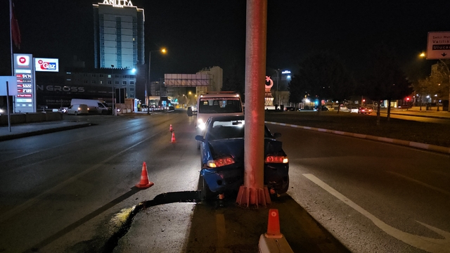 Çorum'da yön levhasının direğine çarpan otomobilin sürücüsü yaralandı