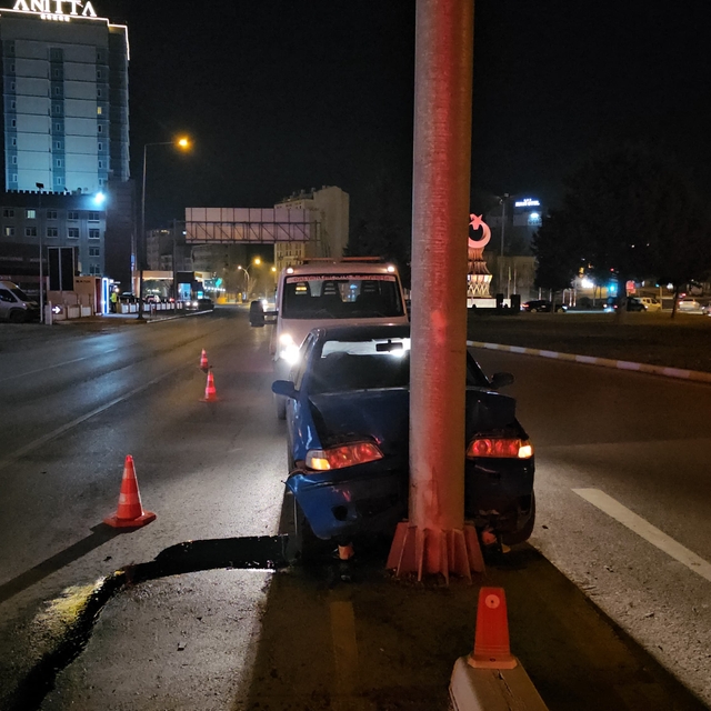 Çorum'da yön levhasının direğine çarpan otomobilin sürücüsü yaralandı