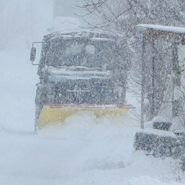 Mehmetçik karla kaplı yolları açtı