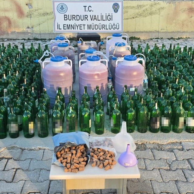 Burdur'da yüzlerce litre kaçak alkol ele geçirildi