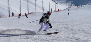 Kar kalınlığı 2 metreyi geçen Palandöken'de kayak keyfi