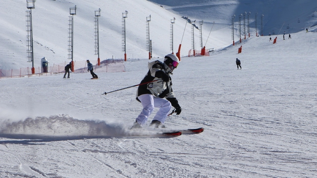Kar kalınlığı 2 metreyi geçen Palandöken'de kayak keyfi