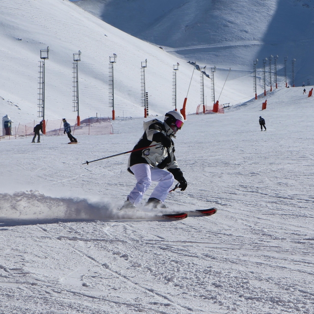 Kar kalınlığı 2 metreyi geçen Palandöken'de kayak keyfi