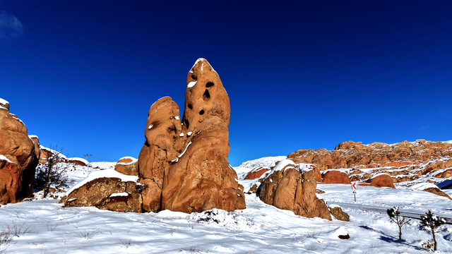 Eğribucak Kayalıkları'nda kış manzarası; Mars'a kar yağmış gibi