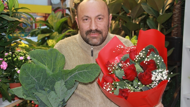 Ordulu çiçekçi Karadeniz zekasını konuşturdu: Gül buketini 'karalahana' ile süslüyor
Güller gönüllere, karalahanalar ise mideye hitap ediyor