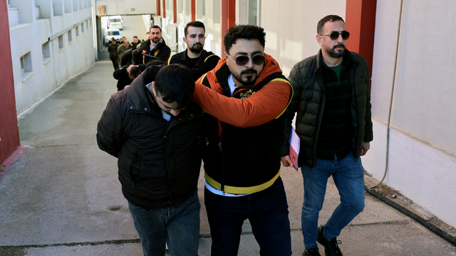 Kahvehaneci 'Hasımlarınız var bizi tehlikeye düşürüyorsunuz' diye uyarınca çıkan kavgada 2 arkadaş öldürüldü