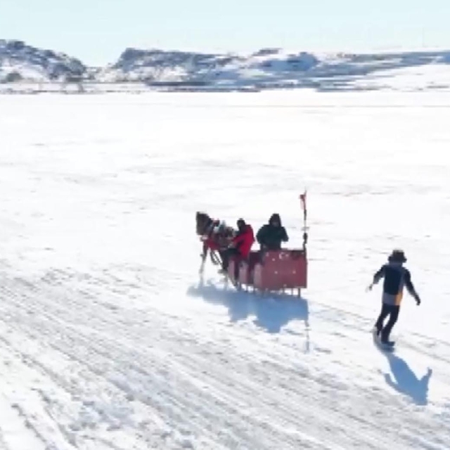 Çıldır Gölü'nde atlı kızakla snowboard