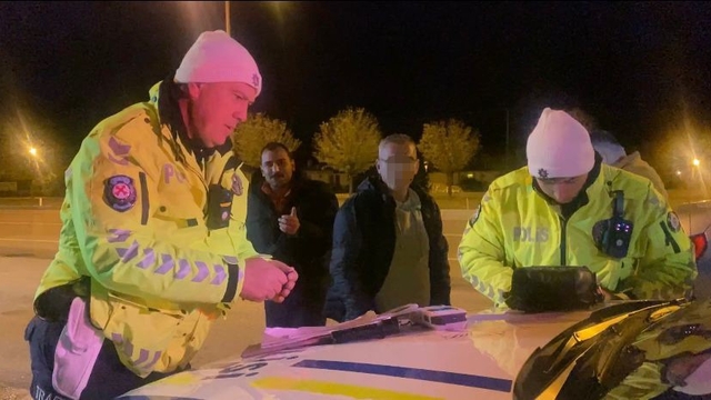 Sürücüsü alkollü çıkan otomobildeki yolcudan gazetecilere: "Haberin konusu nedir"
Sürücünün ehliyetine el konuldu, yolcu gazetecilere basın kartı sordu