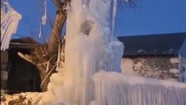 Dondurucu soğuklar su patlağını buz kütlesine dönüştürdü