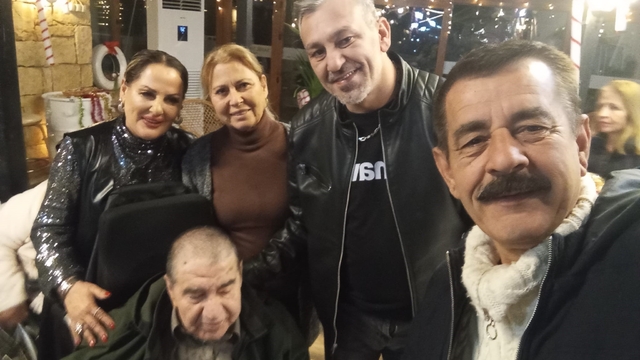 Ayvalıklı sanatçılar Kocabıyık ve Özalp'ten yaşlılara erken yeni yıl kutlaması