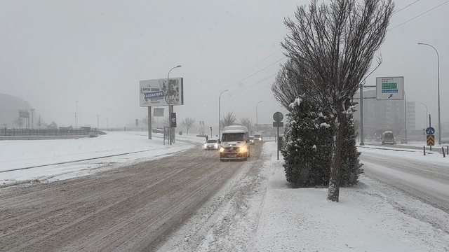 Gaziantep'te yoğun kar yağışı etkili oluyor
Gaziantep'te uçuşlar öğle saatlerine kadar iptal edildi