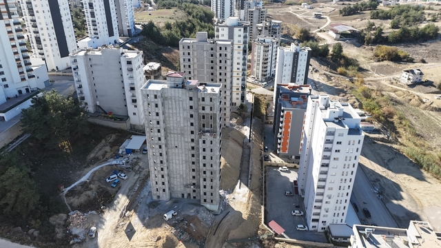 Ekonominin lokomotifi inşaat sektörü 2026'dan umutlu
DAİMFED Genel Başkanı Mustafa Karslıoğlu:
"2026 yılından beklentilerimiz çok büyük, faizlerin düşmesiyle birlikte konuta ulaşım daha da kolaylaşacak"
"2025'teki fahiş fiyatların 2026'da olacağını düşünmüyoruz"
"Beton kartelinin inşaat sektörüne verdiği zararı rakamlarla, kelimelerle ifade etmek mümkün değil"