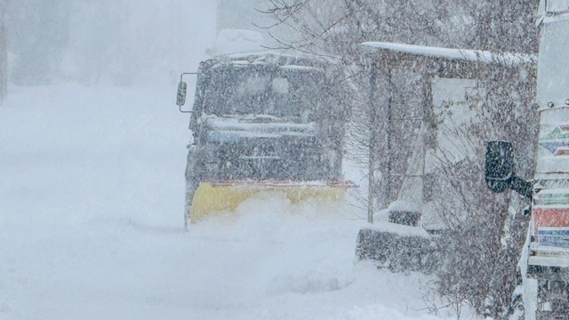 Mehmetçik karla kaplı yolları açtı