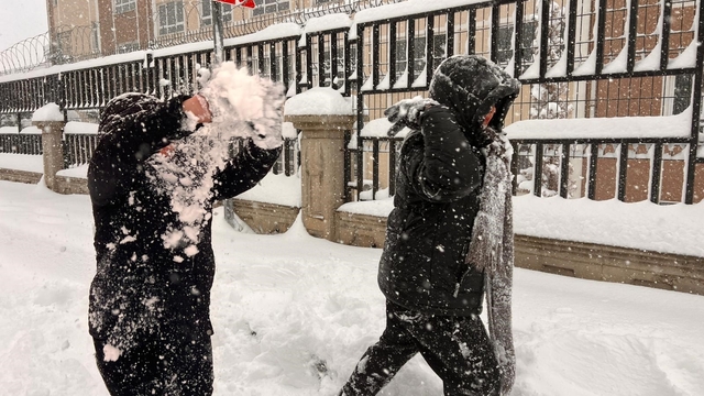 Kahramanmaraş güne karla uyandı: En çok sevinen çocuklar oldu