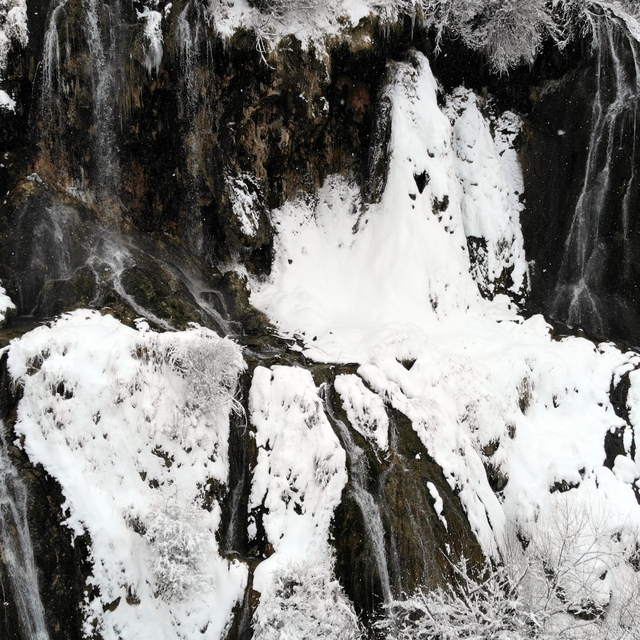 Beyaz gelinliğini giyen Girlevik Şelalesi kışın da göz kamaştırıyor