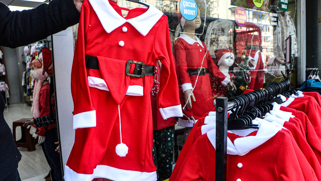 Yılbaşı öncesi şans getirdiğine inanılan kırmızı iç çamaşır ve pijamaların satışı yüzde 30 arttı