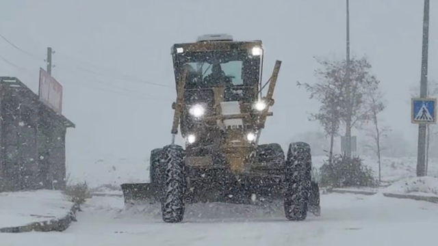 Elazığ'da kar yağışıyla birlikte, belediye ekipleri çalışmalara başladı