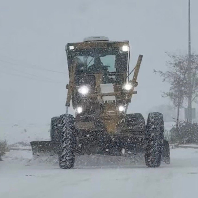 Elazığ'da kar yağışıyla birlikte, belediye ekipleri çalışmalara başladı