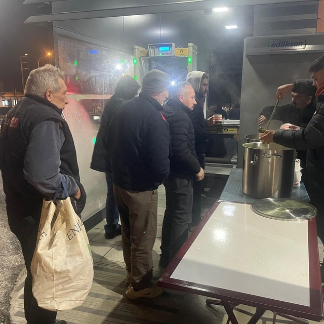 Belediyeden fabrika işçilerine sıcak çorba