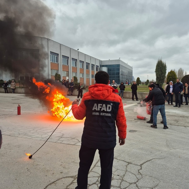 Seramik fabrikasında yangın ve tahliye tatbikatı yapıldı
