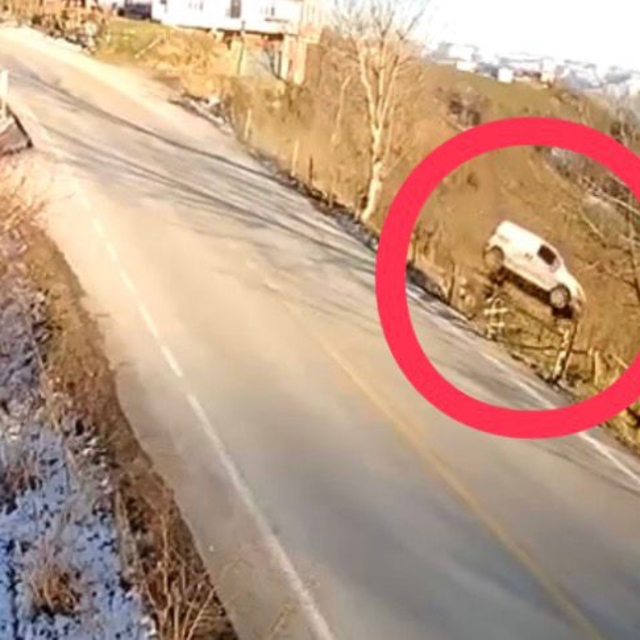 Hafif ticari aracın fındık bahçesine uçtuğu kaza kamerada