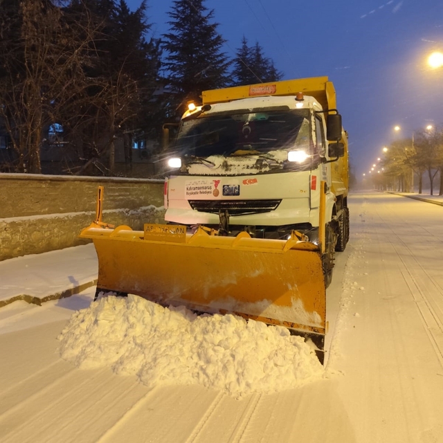 Kahramanmaraş'ta belediye ekiplerinin kar mesaisi