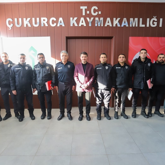 Çukurca Kaymakamı Cebeci, polislere başarı belgesi takdim etti