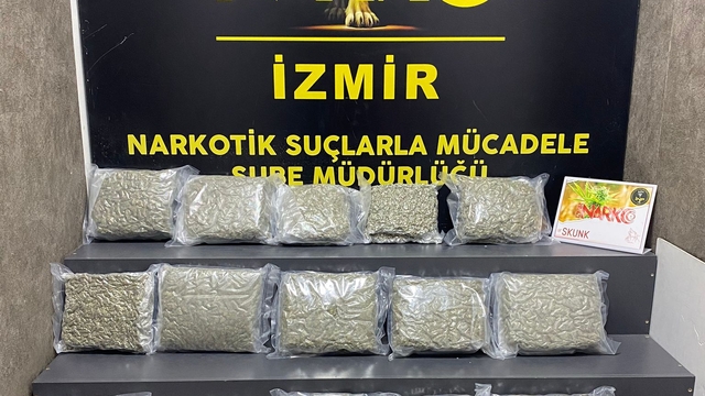 İzmir'de 21 kilo 200 gram uyuşturucu ele geçirilen aracın sürücüsü tutuklandı