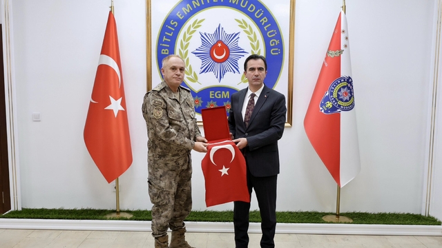 Bitlis Valisi Karakaya, Bitlis Emniyet Müdürü Şensoy'a taziye ziyaretinde bulundu