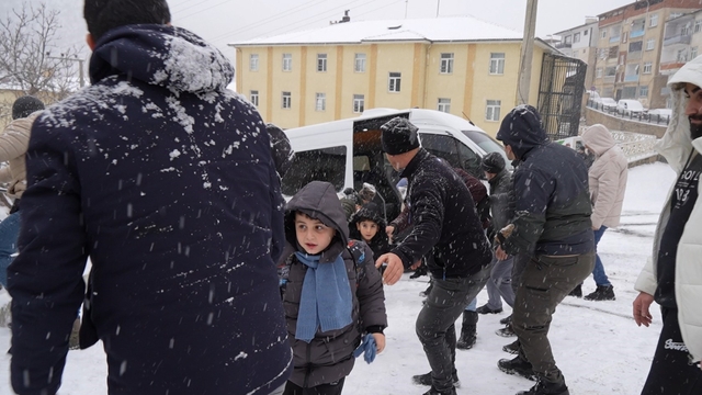 Gümüşhane'de kar esareti
İçi öğrenci dolu servis minibüsü buzlu yol nedeniyle kontrolden çıkarken, minibüs başka bir araca çarparak durabildi