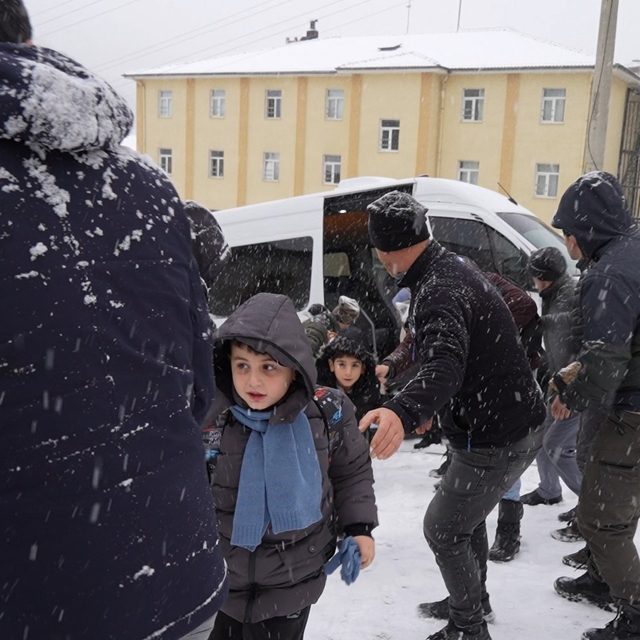 Gümüşhane'de kar esareti
İçi öğrenci dolu servis minibüsü buzlu yol nedeniy...