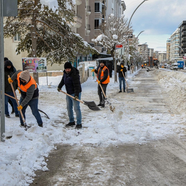 Van, Hakkari, Bitlis ve Muş'ta 158 yerleşim yerine ulaşım sağlanamıyor