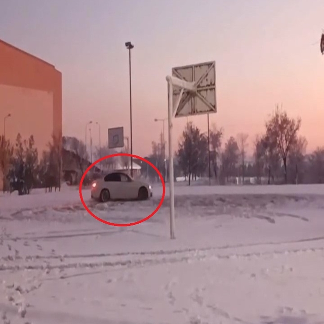 Otomobiliyle, üniversitenin basketbol sahasında kar üzerinde drift attı