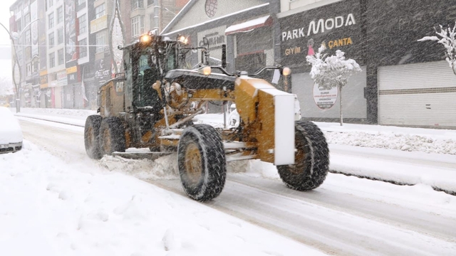 Van'da kardan kapanan 312 yerleşim yerinin yolu ulaşıma açıldı