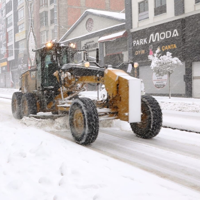 Van'da kardan kapanan 312 yerleşim yerinin yolu ulaşıma açıldı