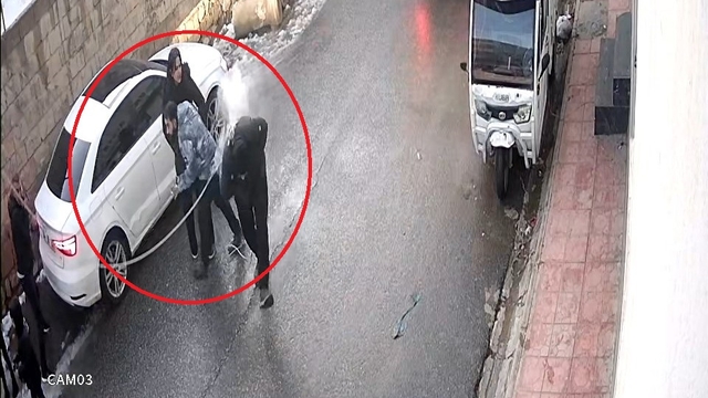 Kopan elektrik teli, üzerine düştüğü kişinin montunu yaktı; o anlar kamerada