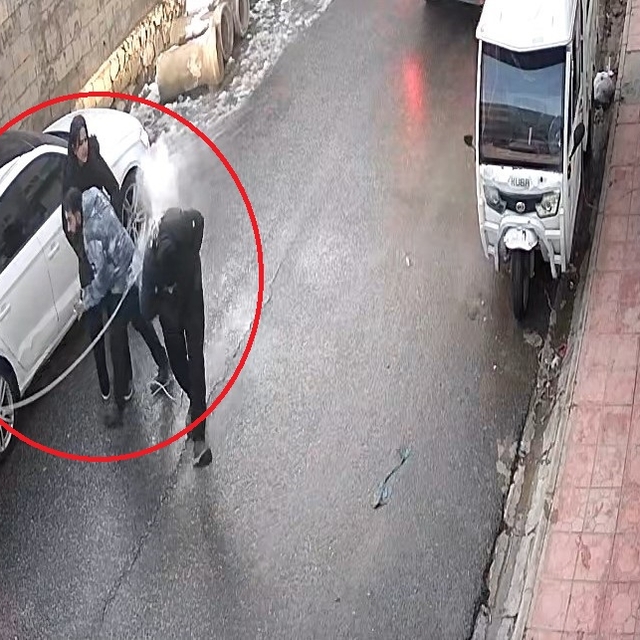Kopan elektrik teli, üzerine düştüğü kişinin montunu yaktı; o anlar kamerad...