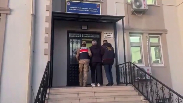 Hırsız, otomobilin camındaki yazı sayesinde yakalandı